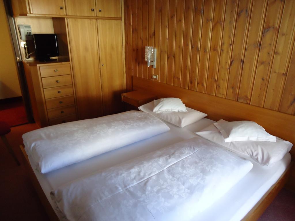 Albergo Alisander Corvara In Badia Eksteriør billede